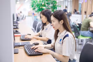 Sinh viên Trường Đại học Mở TPHCM trong giờ tự học. Ảnh: NTCC
