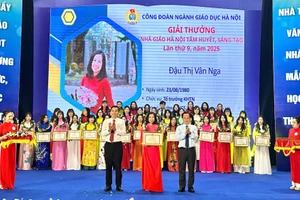 Cô Đậu Thị Vân Nga được vinh danh “Nhà giáo Hà Nội tâm huyết, sáng tạo năm 2025”. Ảnh: Đình Tuệ 