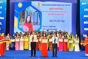 Cô Đậu Thị Vân Nga được vinh danh “Nhà giáo Hà Nội tâm huyết, sáng tạo năm 2025”. Ảnh: Đình Tuệ 