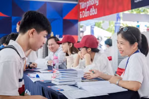 Cán bộ, giảng viên Trường ĐH Thăng Long tư vấn tuyển sinh cho thí sinh. Ảnh: NTCC