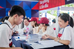 Cán bộ, giảng viên Trường ĐH Thăng Long tư vấn tuyển sinh cho thí sinh. Ảnh: NTCC