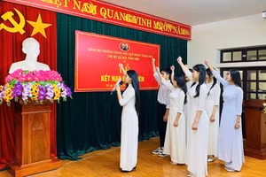 Các đảng viên trẻ Trường THPT Thành Sen tuyên thệ dưới lá cờ Đảng.