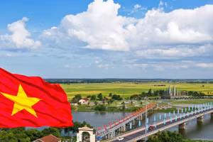 Cạnh cầu Hiền Lương lịch sử được phục dựng năm 2001 là cầu Hiền Lương bằng bê-tông cốt thép được Bộ Giao thông Vận tải xây dựng vào năm 1996, dài 230m, rộng 11,5m. Ảnh: Báo Nhân dân