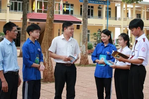 Đoàn viên thanh niên Trường THPT Lê Hữu Trác (Đắk Lắk) báo cáo nội dung, chương trình hoạt động với Ban giám hiệu trường. Ảnh: TT