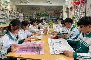 Học sinh Trường THPT Kim Sơn A đọc Báo Giáo dục và Thời đại. Ảnh: TG