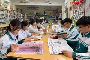 Học sinh Trường THPT Kim Sơn A đọc Báo Giáo dục và Thời đại. Ảnh: TG