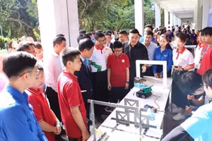 Học sinh Trường THCS Trần Duy Hưng (Cầu Giấy, Hà Nội) tham gia thi Sáng tạo robot tại Ngày hội STEM quốc gia năm 2024 tại Đại học Bách khoa Hà Nội. Ảnh: NTCC