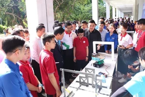 Học sinh Trường THCS Trần Duy Hưng (Cầu Giấy, Hà Nội) tham gia thi Sáng tạo robot tại Ngày hội STEM quốc gia năm 2024 tại Đại học Bách khoa Hà Nội. Ảnh: NTCC