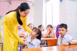 Giáo viên Trường Tiểu học Ngô Quyền (TP Cần Thơ) chào đón học sinh lớp 1. Ảnh: Thành Thật