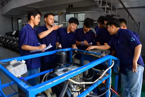 Sinh viên Trường Đại học Bách khoa, Đại học Quốc gia TPHCM thực hành tại xưởng ô tô. Ảnh: Quỳnh Danh