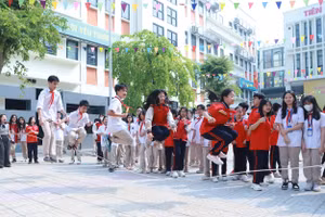 Học sinh Trường THCS Nguyễn Trường Tộ (Hà Nội) chơi nhảy dây giờ giải lao tại sân trường. Ảnh: TG