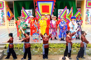 Câu lạc bộ Sân khấu kịch Trường THPT (Kiên Giang) biểu diễn một vở kịch lịch sử. Ảnh: Thành Thật