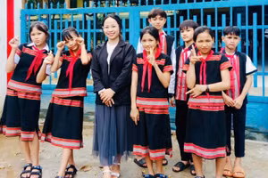 Cô giáo Đinh Thị Mia cùng học sinh.