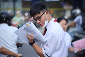 Học sinh TPHCM trong kỳ thi tuyển vào lớp 10 năm học 2024 - 2025. Ảnh: INT