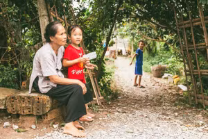 Niềm vui được gần gũi cháu chắt đi cùng không ít trách nhiệm đối với người cao tuổi trong những tháng hè. Ảnh minh họa: INT.