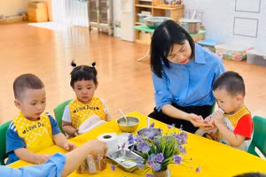 Trẻ ăn bán trú tại Trường Mầm non Ngô Thì Nhậm (Hà Đông, Hà Nội). Ảnh: Đình Tuệ