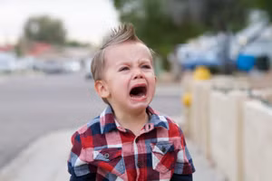 Khi con khóc đòi hỏi vô lý, bố mẹ hãy lắng nghe và giải thích cho con hiểu vì sao đòi hỏi đó được hay không. Ảnh minh họa: INT.