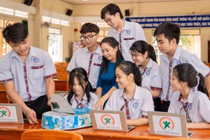 Cô, trò Trường THPT Võ Văn Kiệt (Vĩnh Long). Ảnh: NTCC