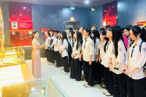 Học sinh Trường THPT Huỳnh Thúc Kháng (Trường Vinh, Nghệ An) tham quan Bảo tàng Nghệ An - Xô viết Nghệ Tĩnh. Ảnh: NTCC
