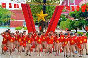 Học sinh Gia Lai trong trang phục cờ đỏ sao vàng, thể hiện tinh thần tự hào và niềm tin vào tương lai giáo dục.