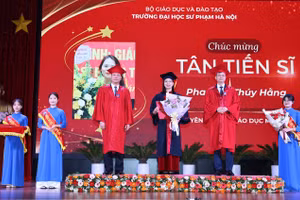 Tân tiến sĩ nhận bằng tốt nghiệp của Trường ĐH Sư phạm Hà Nội. Ảnh: Thanh Tùng