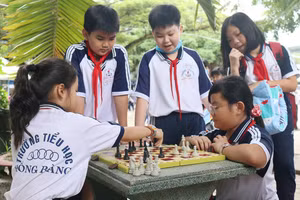 Học sinh Trường Tiểu học Hồng Bàng (TP Rạch Giá, Kiên Giang) chơi cờ vua giờ ra chơi. Ảnh minh họa: INT.