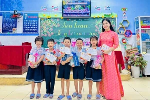 Cô Lê Thị Phương Châu - Trường Tiểu học An Cựu, TP Huế và học trò. Ảnh: TG