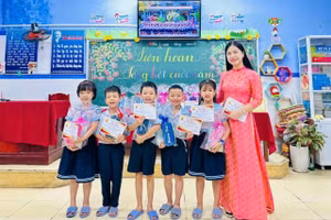 Cô Lê Thị Phương Châu - Trường Tiểu học An Cựu, TP Huế và học trò. Ảnh: TG