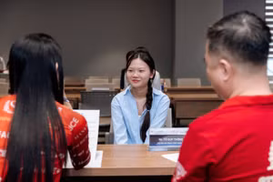 Sinh viên Đại học Kinh tế TPHCM được doanh nghiệp phỏng vấn tuyển dụng tại trường. Ảnh: Lê Nam