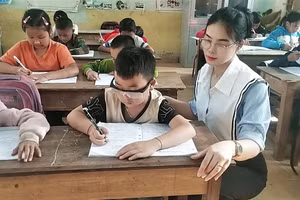 Cô giáo Nguyễn Thị Hòa chủ nhiệm lớp em Vi Thiên Phú. Ảnh: NVCC