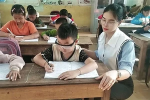 Cô giáo Nguyễn Thị Hòa chủ nhiệm lớp em Vi Thiên Phú. Ảnh: NVCC