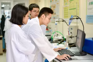 Giờ thực hành của sinh viên Trường Đại học Khoa học và Công nghệ Hà Nội. Ảnh: NTCC