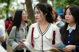 Thí sinh tham dự tư vấn tuyển sinh, hướng nghiệp năm 2025. Ảnh: Nam Trần