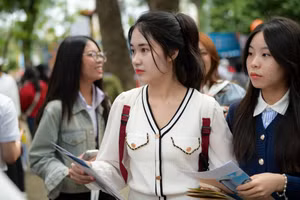 Thí sinh tham dự tư vấn tuyển sinh, hướng nghiệp năm 2025. Ảnh: Nam Trần