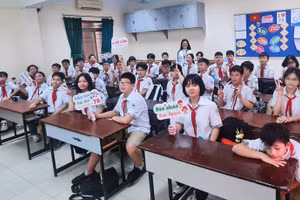 Cô Đinh Thị Bích Liên và học trò trong giờ tiếng Anh. Ảnh: NVCC