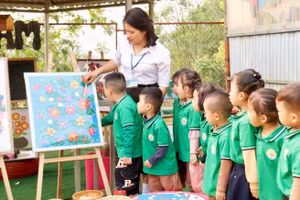 Giáo viên Trường Mầm non Võ Thị Sáu (xã Chiềng Pha, huyện Thuận Châu) thực hiện gắn tranh từ phế liệu.