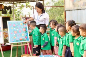 Giáo viên Trường Mầm non Võ Thị Sáu (xã Chiềng Pha, huyện Thuận Châu) thực hiện gắn tranh từ phế liệu.