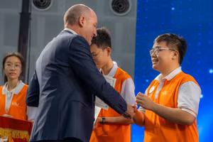 Trường Đại học Việt Đức trao học bổng cho sinh viên. Ảnh: VGU