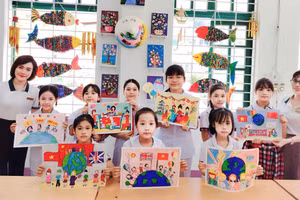 Cô, trò Trường Tiểu học Bắc Lệnh (Cam Đường, Lào Cai). Ảnh: NTCC