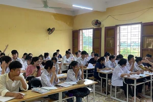 Cô trò Trường THPT Lam Kinh (Thanh Hóa) trong giờ học chiều 19/9. Ảnh: NTCC