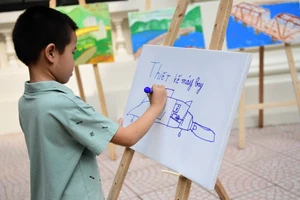 Một hoạt động bên lề của trẻ tự kỷ tại tọa đàm "Tương lai nào cho trẻ tự kỷ?". Ảnh: Sơn Dương