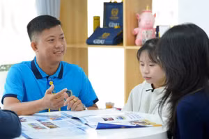 Chuyên gia tư vấn cho học sinh về ngành học. Ảnh: GDU