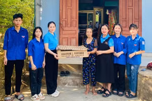 Nguyễn Thị Cẩm Ly (thứ hai từ phải sang) thực hiện nhiều hoạt động ý nghĩa khi khoác lên mình màu áo xanh tình nguyện.