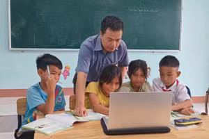 Thầy Hoàng Dương Hòa, giáo viên Trường Tiểu học & THCS A Ngo hướng dẫn học sinh học Tin học. Ảnh: Đăng Đức