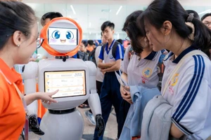 Học sinh THPT tham gia hoạt động trải nghiệm công nghệ tại Trường Đại học FPT Cần Thơ. Ảnh: TG
