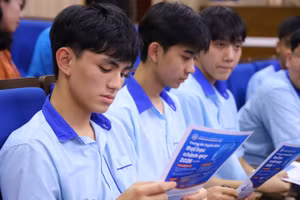 Học sinh Trường THPT Chi Lăng (Gia Lai) tìm hiểu thông tin tuyển sinh tại Trường Đại học Kinh tế - Luật (Đại học Quốc gia TPHCM), tháng 1/2026. Ảnh: UEL