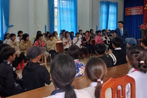 ThS Hoàng Bào Trường tham gia tập huấn cho hoạt động thuộc Dự án 8 tại Trường Phổ thông Dân tộc bán trú THCS Phan Đăng Lưu (Gia Lai). Ảnh: NVCC