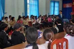 ThS Hoàng Bào Trường tham gia tập huấn cho hoạt động thuộc Dự án 8 tại Trường Phổ thông Dân tộc bán trú THCS Phan Đăng Lưu (Gia Lai). Ảnh: NVCC