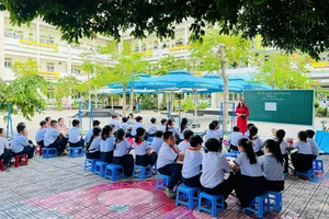 “Lớp học mở” tại sân Trường Tiểu học Thuận Kiều (Quận 12). Ảnh: K.T