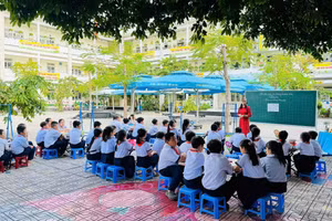 “Lớp học mở” tại sân Trường Tiểu học Thuận Kiều (Quận 12). Ảnh: K.T